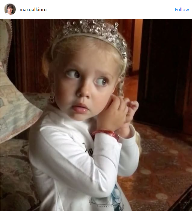 Максим Галкин поделился новым фото своей дочери. Маленькая модница!