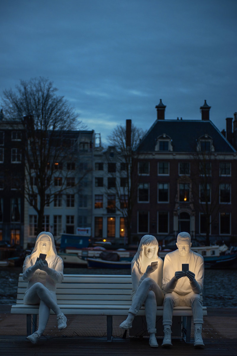 На фестивале света в Амстердаме появилась скульптура, которая показывает нашу одержимость гаджетами
