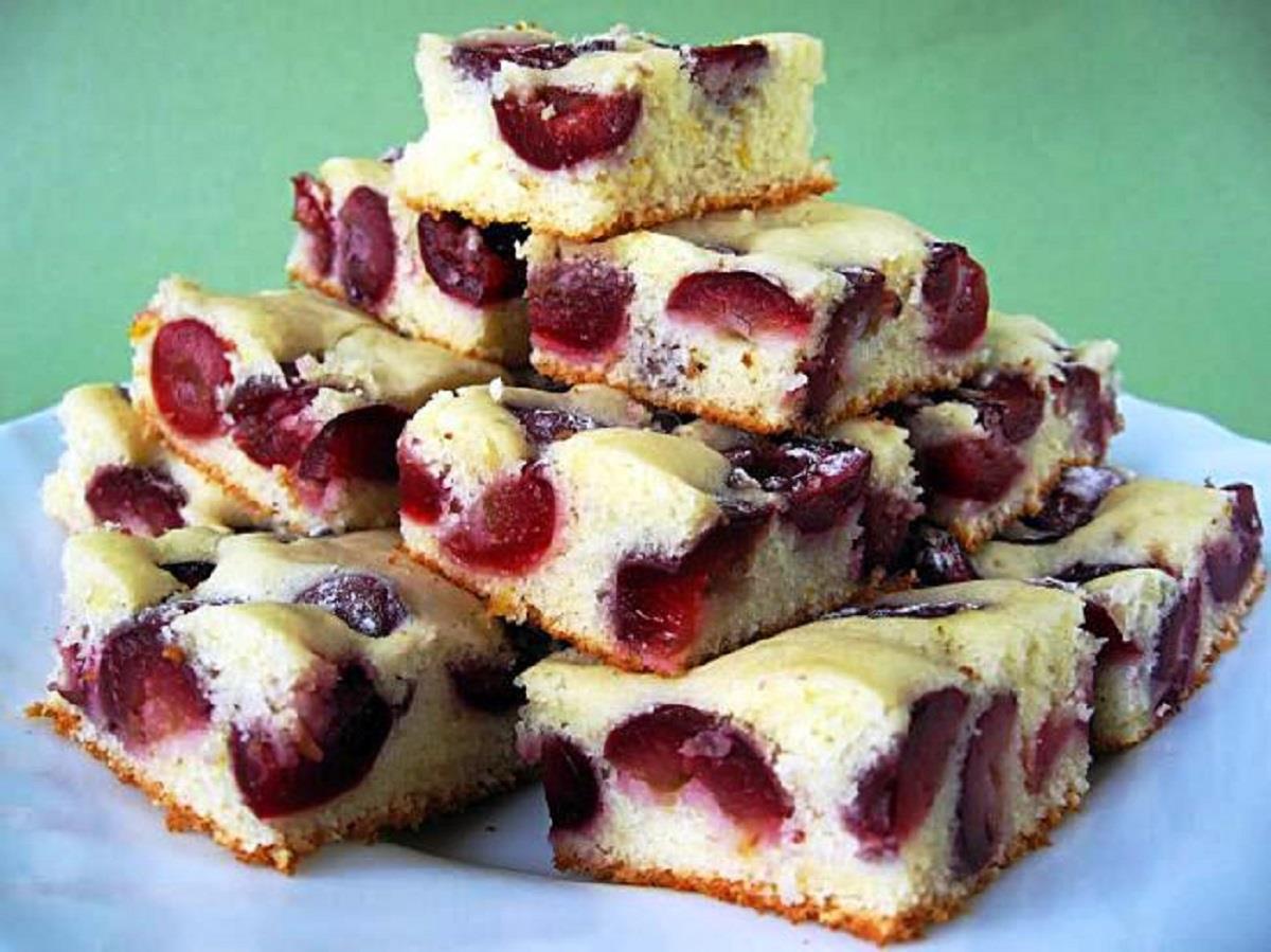 Пирог с ягодами (с клубникой) – рекомендуем сразу печь два пирога, так как его мгновенно сметут со стола!