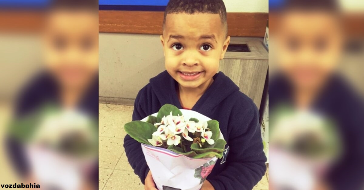Мать заставила сына принести цветы девочке, которую он толкнул