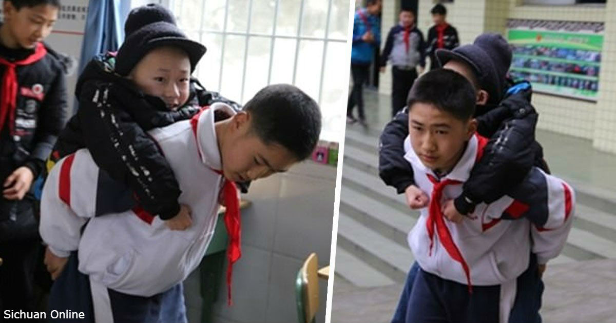 Этот 12 тилетний мальчик носит в школу своего друга инвалида уже шесть лет