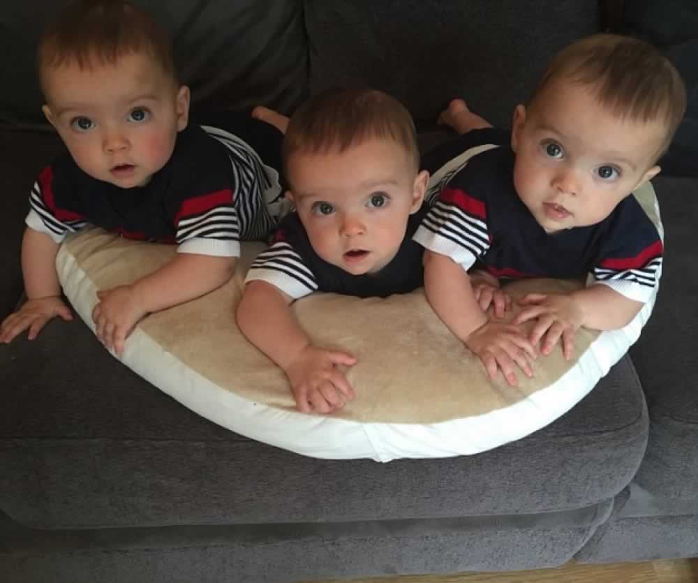 Даже врачи удивлялись, что новорожденные тройняшки очень похожи. Объяснением стал тест ДНК