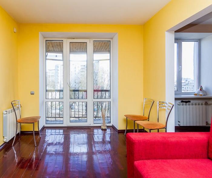 Французские окна, вентиляция в кладовке и электричество на балконе: мужчина сделал из типовой советской квартиры ультрасовременное жилье