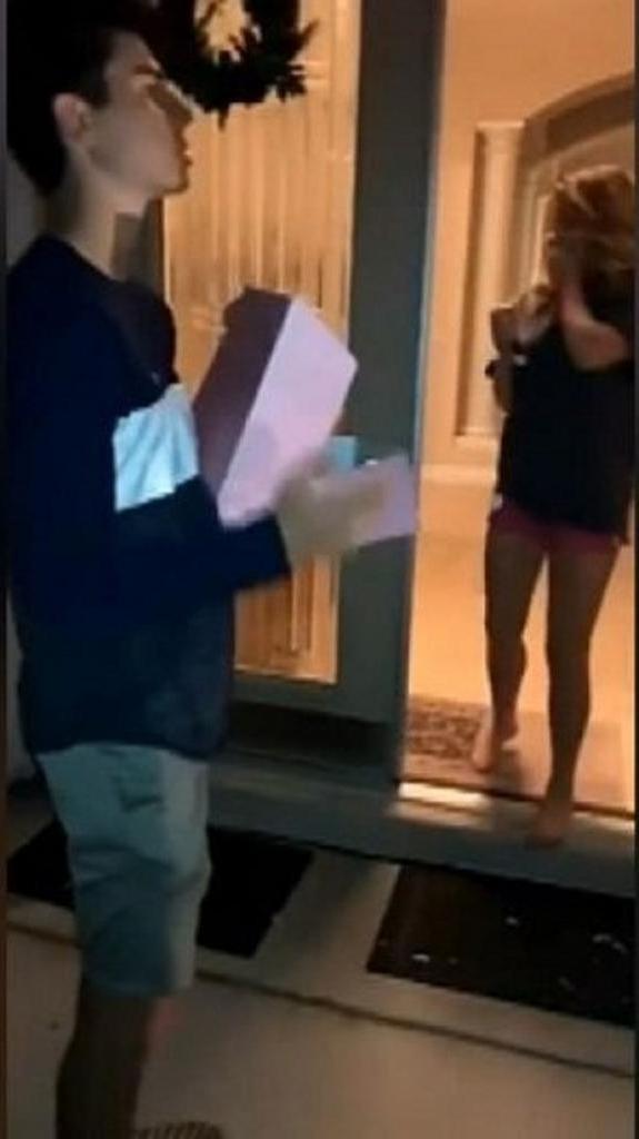 Парень стоял с пончиками возле дома своей девушки, чтобы сделать ей сюрприз и позвать на выпускной бал. Но дверь открыла незнакомка