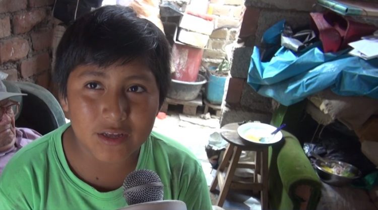 Миллионер построил дом семье мальчика, который делал домашние задания под уличной лампой