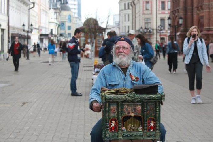 Пенсионер из Казани, двойник Че Гевары, зарабатывает на жизнь игрой на французской шарманке