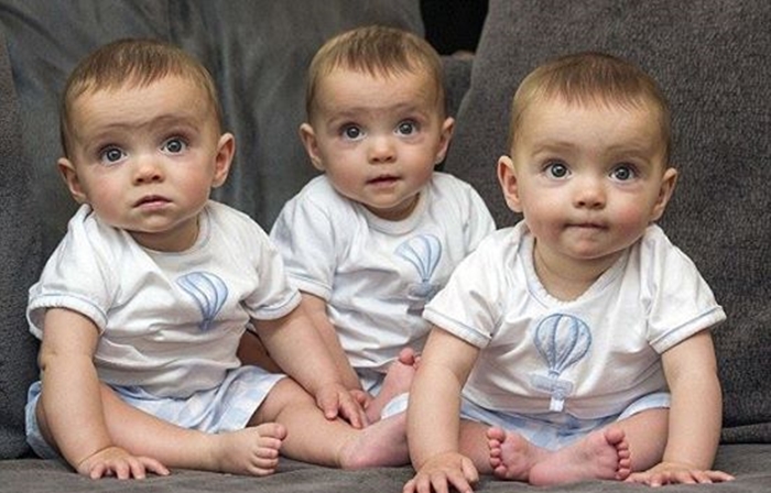 Даже врачи удивлялись, что новорожденные тройняшки очень похожи. Объяснением стал тест ДНК