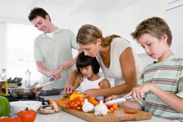 Дети в кухне и в магазине: как приучить ребенка к труду и правильному питанию в игровой форме
