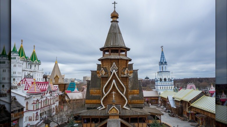 Музей водки, мавзолей и не только: странные вещи, удивляющие иностранцев и существующие только в России