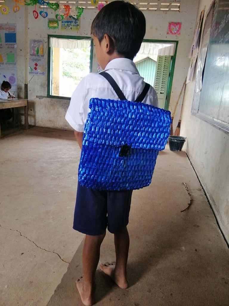У отца не было денег, чтобы купить сыну рюкзак, поэтому он сплел его сам. Учитель выложил фото в Сеть, и у мужчины появились заказчики