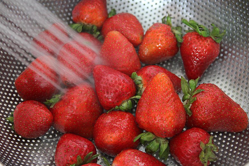На дворе сезон клубники. Сохраним ягоду ароматной и свежей как можно дольше: простой лайфхак