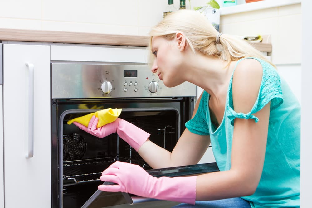 Хозяйкам на заметку: как очистить духовку без усилий и вредной химии
