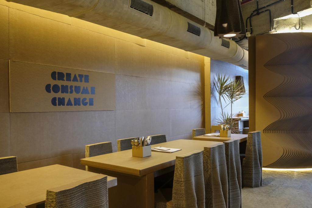 Ресторанов много, но таких больше нет в мире: уникальное кафе, полностью сделанное из картона, открылось в Мумбае