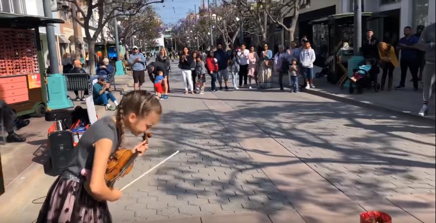 Украинка, переехавшая с семьей в США, собирает огромную толпу зрителей на улице, когда играет на скрипке (видео)