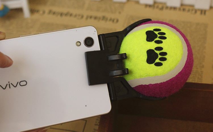 Теперь не отвертится: создан уникальный аксессуар для телефона, который позволяет сделать селфи с собакой
