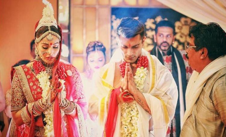 Все по правилам: редкие свадебные фотографии звезд индийского кино