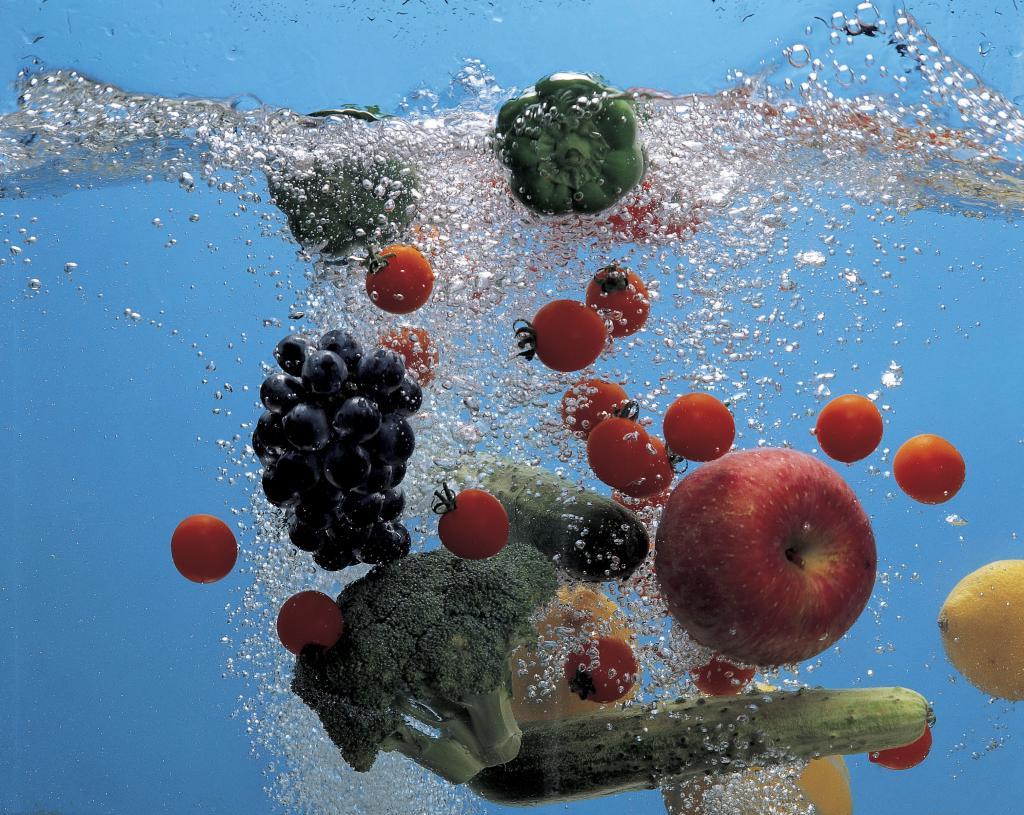 Забота о здоровье: фрукты и овощи нужно мыть дважды, чтобы убедиться, что они вымыты правильно