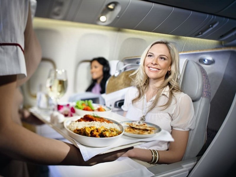 Почему в самолете еда отличается на вкус, и что можно с этим чувством сделать