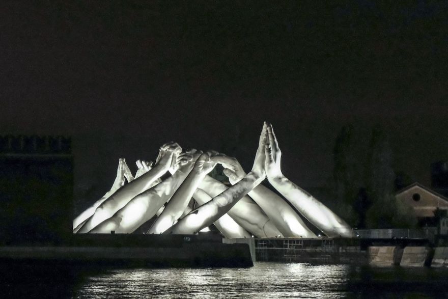 Гигантские руки становятся новейшей монументальной скульптурой в Венеции: подарок архитектора городу в честь биеннале 2019
