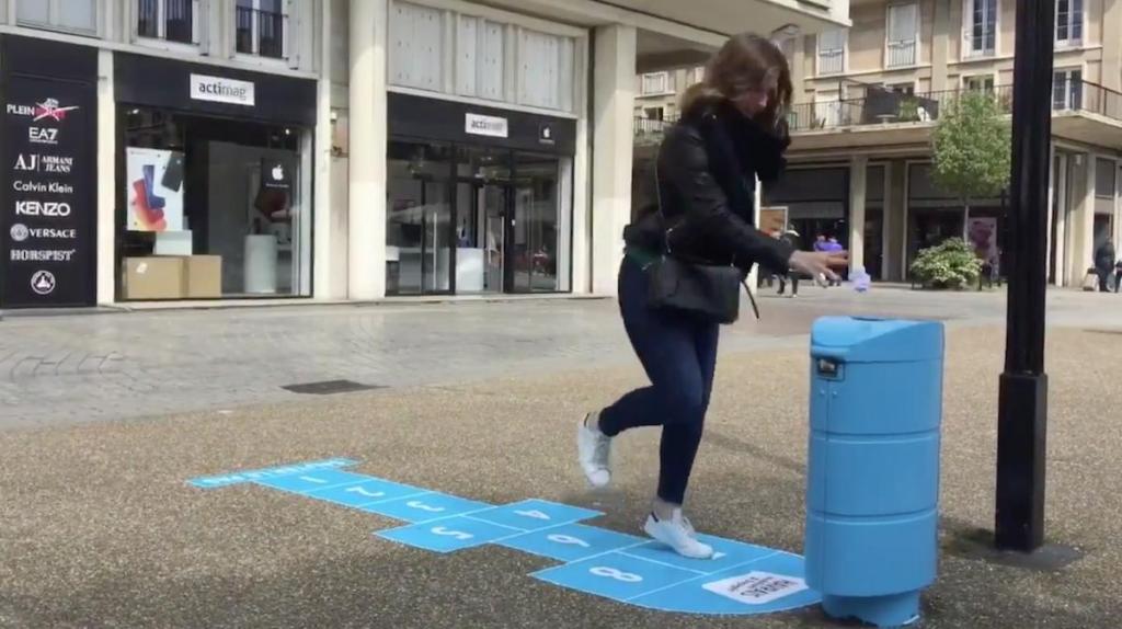 В нормандском городе мусорные баки превратили в баскетбольные корзины для большей чистоты и веселья