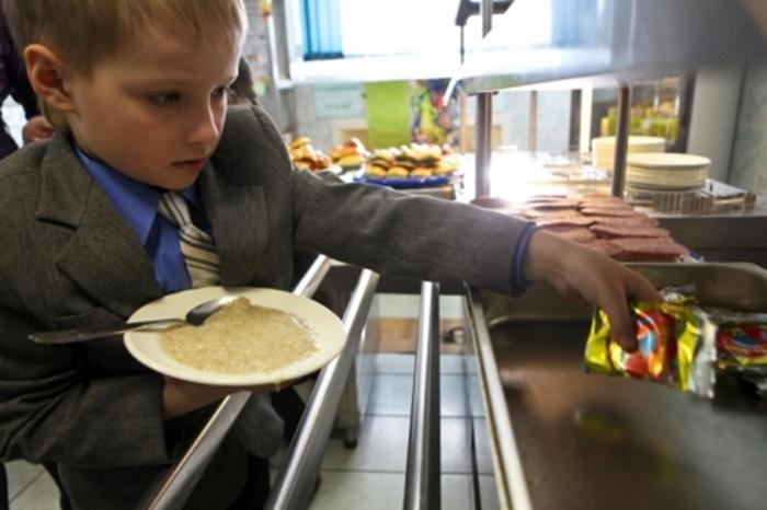 Работница школьной столовой дала мальчику, у которого не было денег, еду. За это ее уволили