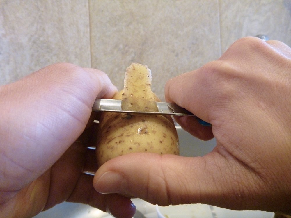 Картофельная кожура и кофейная гуща: 10 продуктов, которые мы выбрасываем, хотя их можно применить с пользой