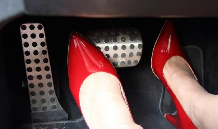 Шпильки и сандалии: какую обувь не следует надевать, если вы собираетесь за руль