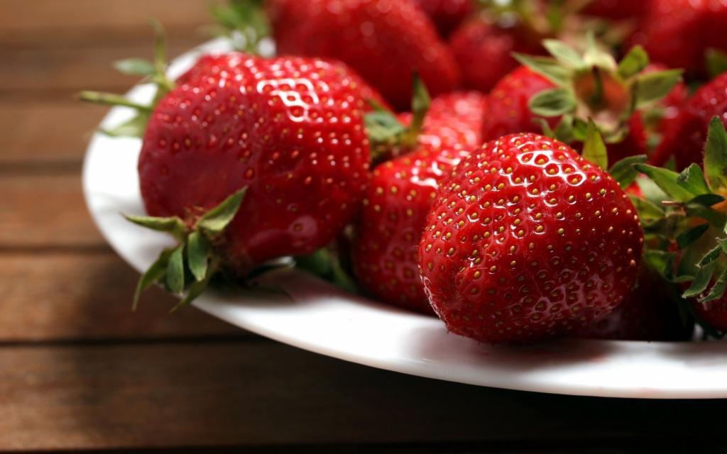 На дворе сезон клубники. Сохраним ягоду ароматной и свежей как можно дольше: простой лайфхак