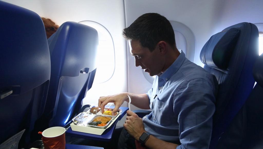 Почему в самолете еда отличается на вкус, и что можно с этим чувством сделать