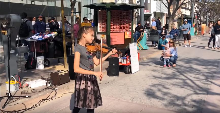 Украинка, переехавшая с семьей в США, собирает огромную толпу зрителей на улице, когда играет на скрипке (видео)