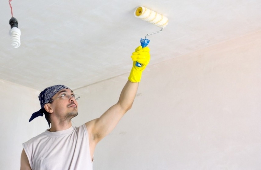 Чтобы с кисточки не капало: как покрасить потолок и остаться чистым (простые и эффективные способы)