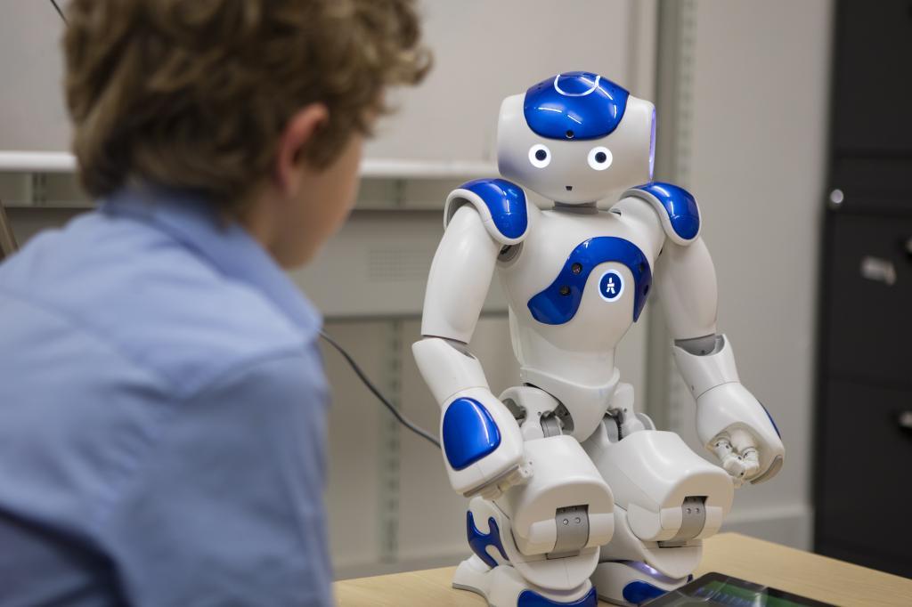 Роботы, способные к обучению: умные машины будут заботиться о нас в старости, но для этого они должны «учиться» у детей