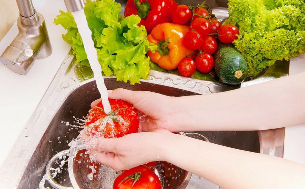 Забота о здоровье: фрукты и овощи нужно мыть дважды, чтобы убедиться, что они вымыты правильно