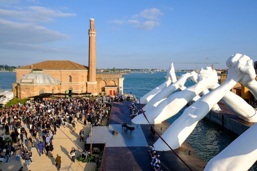 Гигантские руки становятся новейшей монументальной скульптурой в Венеции: подарок архитектора городу в честь биеннале 2019