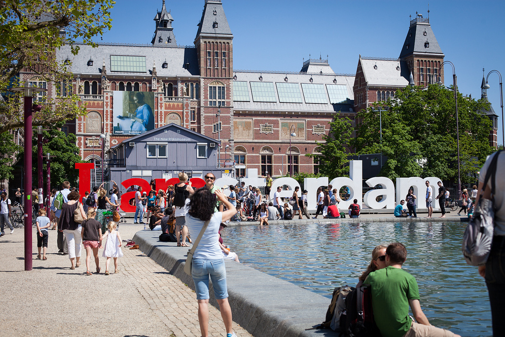 Амстердам борется с туристами: новые правила для посетителей города