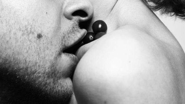 В губы, в щечку, в лоб, в ключицу? Ученые рассказали, что место, в которое целует любимый человек, может многое рассказать об отношениях в паре