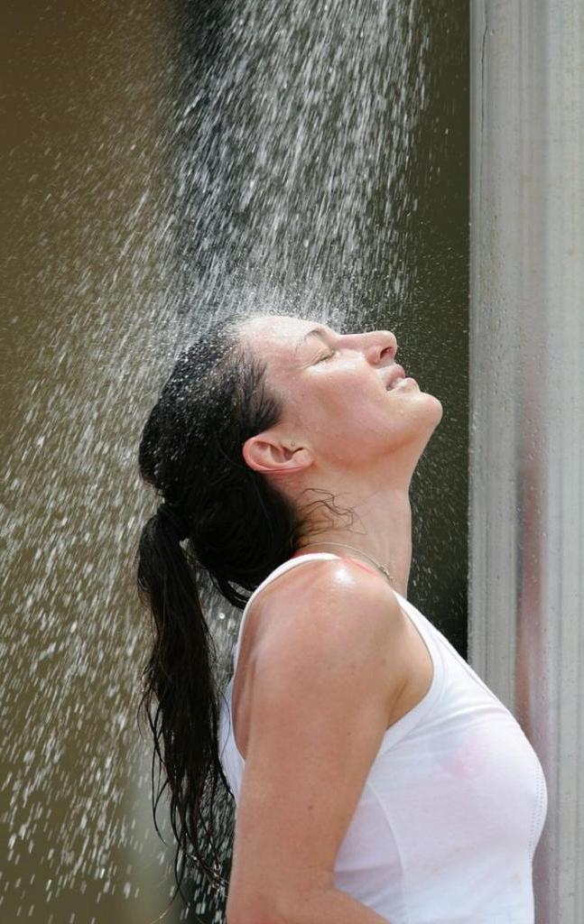 Как выжить в жару: 11 советов людям, которым приходится жить в душных помещениях без кондиционера