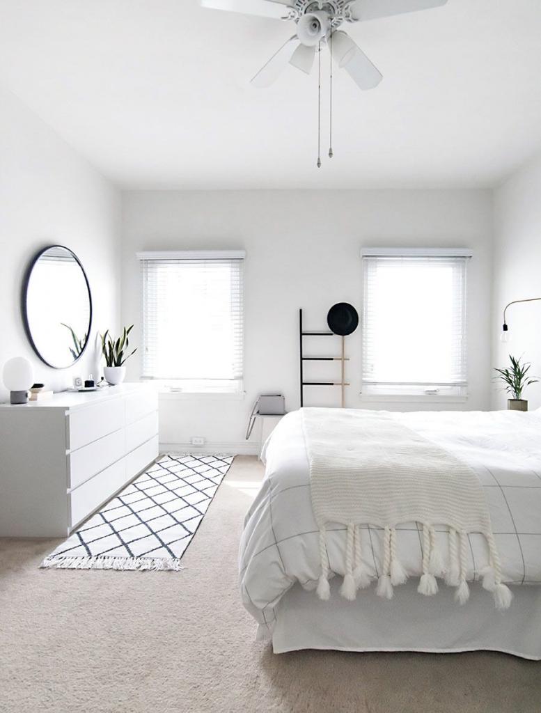 Много мебели, неудачный прикроватный столик, серые цвета: ошибки в дизайне спальной комнаты
