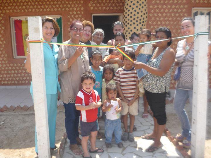 Боливийская женщина строит дома из бутылок, чтобы помочь нуждающимся семьям, а заодно утилизировать отходы