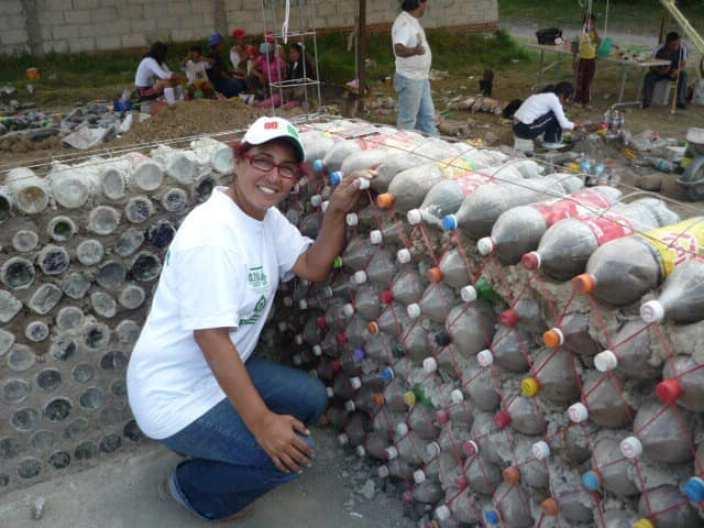 Боливийская женщина строит дома из бутылок, чтобы помочь нуждающимся семьям, а заодно утилизировать отходы