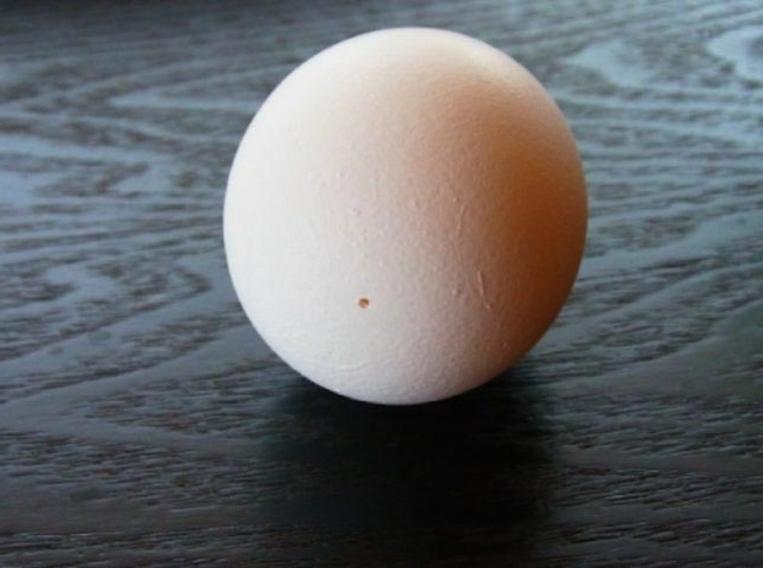Чтобы яйцо быстро очистилось, подруга порекомендовала проколоть его перед варкой иголкой. Теперь так делаю всегда