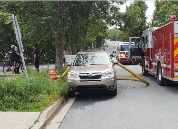 Владелец автомобиля заблокировал пожарным доступ к гидранту. Они преподали ему урок, который он запомнит надолго