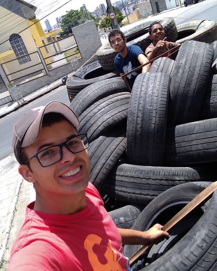 Бразильский художник борется с кучами старых выброшенных шин на улицах, перерабатывая их в уникальные и красочные кровати для животных