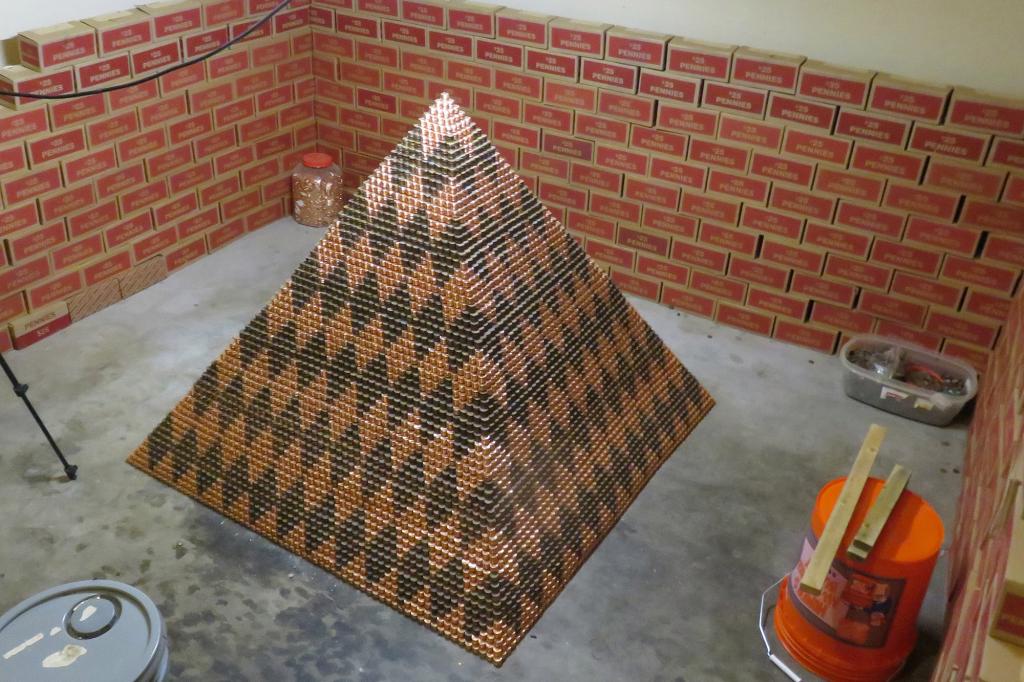 Новый мировой рекорд. Мужчина построил самую большую пирамиду из пенни, и это обошлось ему в 10 300 долларов