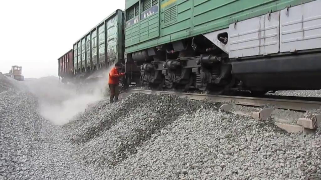 Все гениальное просто: почему в России посыпают щебнем железнодорожные пути