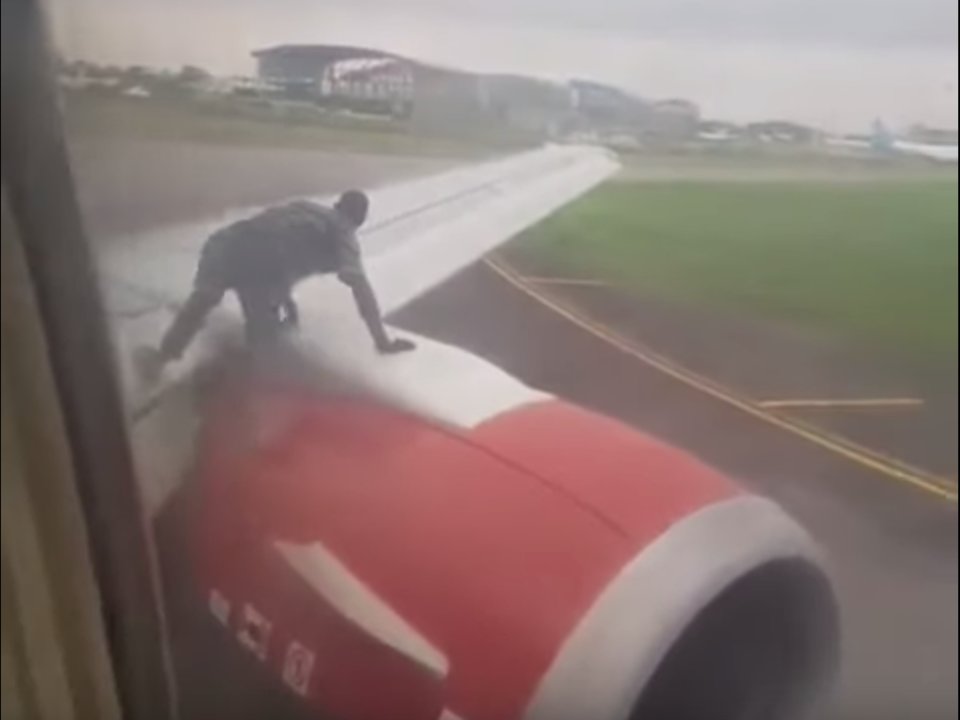 Мужчина попытался улететь в Гану на крыле самолета. 