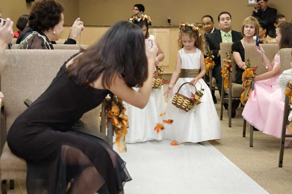 Никогда не фотографируйте жениха и невесту на свой телефон. Свадебный фотограф объясняет, почему так делать не стоит