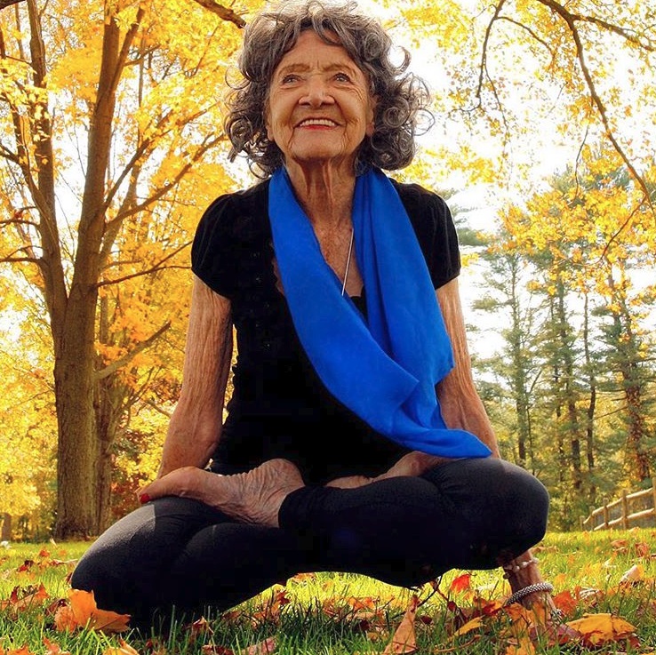 Каждый день уникален и прекрасен! 100-летняя женщина-йог поделилась секретами долголетия и красоты