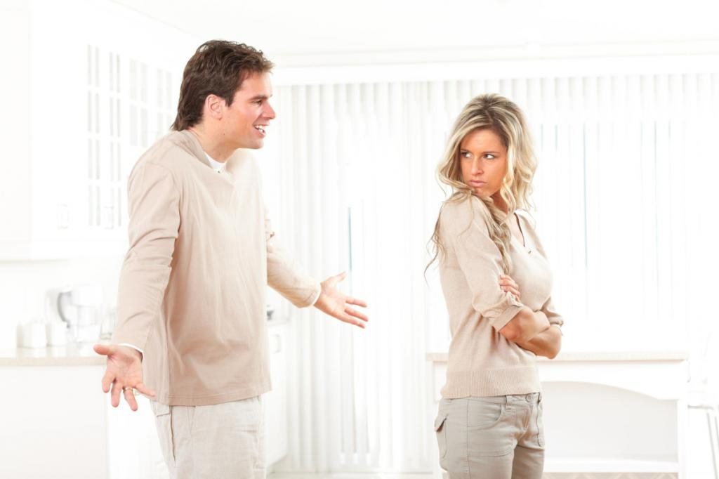 Жена требует развода, так как муж выполняет всю работу по дому и во всем с ней соглашается