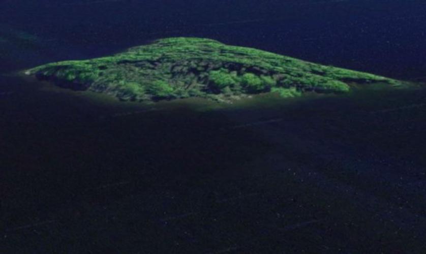 В Шотландии на озере продается остров за 120 000 долларов. Только вот использовать его на свое усмотрение у новоиспеченного владельца не получится